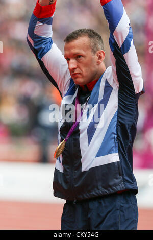 01.09.2012 London, England.Mens 200m T42 letzte Richard Whitehead (GBR) sammelt seine Goldmedaille bei Tag3 der Paralympischen Spiele in London 2012 bei den Olympischen Staduim in Stratford Stockfoto