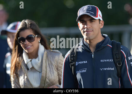 01.09.2012. Spa, Belgien.  Venezolanischer Autorennfahrer Pastor Maldonado von Williams und seiner Freundin Gabriella Tarkany Eintreffen der Koppel auf der Rennstrecke Circuit de Spa-Francorchamps in der Nähe von Spa, Belgien, 1. September 2012. Die Formel 1 Grand Prix von Belgien wird am 2. September 2012 stattfinden. Stockfoto