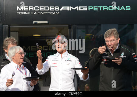 01.09.2012. Spa, Belgien.  Britische Formel 1 Boss Bernie Ecclestone (L), Mercedes AMG Chef Motorsport Norbert Haug (hinten) und Team principal Ross Brawn (R) feiern die 300. GP des deutschen Formel1-Fahrer Michael Schumacher (C) im Fahrerlager an der Rennstrecke Circuit de Spa-Francorchamps in der Nähe von Spa, Belgien, 1. September 2012. Die Formel 1 Grand Prix von Belgien wird am 2. September 2012 stattfinden. Stockfoto