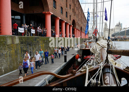 Samstag, 1. September 2012. Liverpool, Vereinigtes Königreich. Die irische See 2012 Tall Ships Regatta. Massen Anzeigen der Tall Ships in The Albert Dock, Liverpool Stockfoto