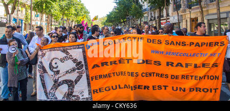 Paris, Frankreich, kollektive Einwanderer ohne Dokumente, illegale Ausländer, Holdingbanner, Sans Papiers, bei öffentlichen Demonstrationen, Immigrations-Kundgebung, Demonstranten mit multirassischen Menschenrechten, illegalen Migranten Stockfoto