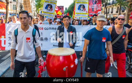 Paris, Frankreich, Immigranten ohne Dokumente, Sans Papiers, Demonstration, chinesischer Migrant, der Drum auf der Straße knallt, Protest gegen das Einwanderungsgesetz, Einwandererarbeit, Rechte der Einwanderer in der pariser Gemeinde, Einwandererarbeiter, die multirassische Menschenrechte demonstrieren, Menschen ohne Papiere, Imigranten Stockfoto