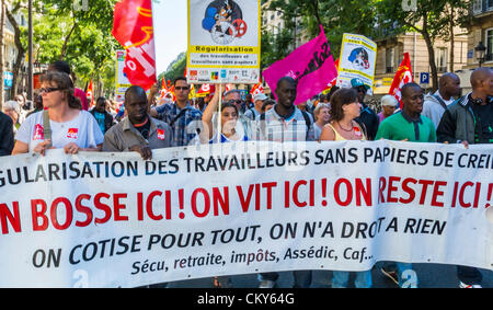 Paris, Frankreich, Kollektiv-Immigranten ohne Dokumente , Protestierende Banner („Sans Papiers“), bei öffentlichen Demonstrationen, Protest gegen das Einwanderungsgesetz, Illegale Ausländer, wütende Menschenmenge, Immigrantenarbeit, Rechte von Einwanderern, multirassische Menschenrechte von Demonstranten, illegale Migranten Stockfoto