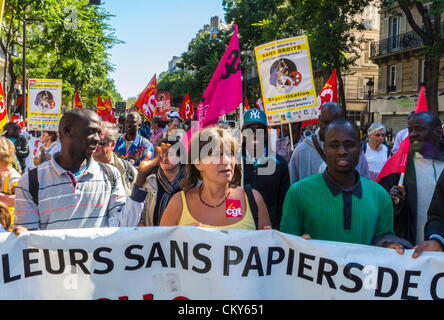 Paris, Frankreich, kollektive afrikanische Einwanderer ohne Dokumente Proteste, Lebensläufe mit Protest Banner, ('Sans Papiers'), in öffentlicher Demonstration, Protest gegen das Einwanderungsrecht, Einwanderungsjustiz, große multikulturelle Menschenmenge, eingewanderte Arbeitskräfte, Rechte von Einwanderern, integriert, Demonstranten multirassische Menschenrechte, illegale Migranten, Menschenmenge von vorne Stockfoto