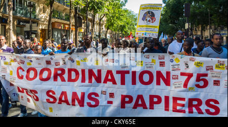 Paris, Frankreich, Immigranten ohne Dokumente, Sans Papiers, Demonstration, Réfugiés Marching mit Protestierenden Transparenten, Protest gegen das Einwanderungsgesetz, europäische Migranten, friedliches Protestzeichen, Menschen ohne Papiere Stockfoto