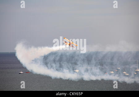 Bournemouth, Großbritannien Freitag, 31. August 2012. Breitling Wingwalker Wing Walker tritt beim Bournemouth Air Festival, Bournemouth, Dorset UK, auf. Die Breitling Wingwalkers sind seitdem die AeroSuperBatics Wingwalkers. Kredit: Carolyn Jenkins / Alamy Live Nachrichten Stockfoto