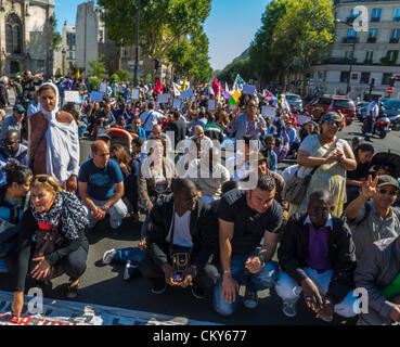 Paris, Frankreich, afrikanische Einwanderer ohne Dokumente, "Sans Papiers", Demonstration, sitzen auf der Straße, Verkehrssperren, gegen den Protest gegen das Einwanderungsrecht sitzen europäische Migranten, große multikulturelle Menge, integriert, Demonstranten multirassischer Menschenrechte, illegale Migranten, Menschenmenge von vorne Stockfoto