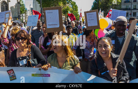 Paris, Frankreich, Immigranten ohne Dokumente , Réfugiés, Sans Papiers, Migrantendemonstration, Frauen mit Bannerzeichen, Protest gegen das Einwanderungsgesetz, Kundgebung für Fremdenfeindlichkeit, Immigranten-Rechte Stockfoto