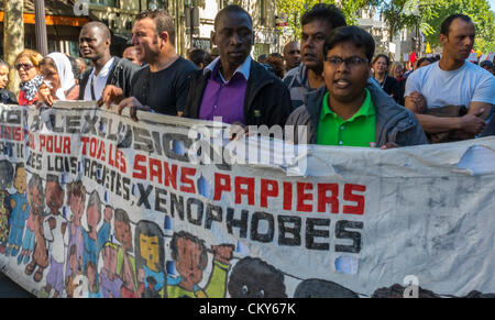 Paris, Frankreich, Immigranten ohne Dokumente , Migranten, Sans Papiers, Demonstration, Diskriminierung von MigrantInnen, Immigrantenjustiz, illegale Ausländer, Immigrantenarbeit, protestieren gegen die Rechte von Immigranten, protestieren gegen multirassische Menschenrechte von Immigranten, Menschen ohne Papiere, illegale Migranten Stockfoto