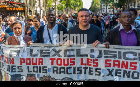 Paris, Frankreich, kollektive Rechte internationaler Einwanderer, Migranten ohne Dokumente, Protestbanner halten ("Sans Papiers"), Lebensläufe, in öffentlichen Demonstrationen, Proteste, Arbeitsjustiz für Einwanderer, große multikulturelle Menschenmenge, Einwanderungsrekrutierung, eingewanderte Arbeiter frankreich, friedliches Protestzeichen, Demonstranten multirassische Menschenrechte, Protest unterstützt Einwanderungsrechte, illegale Migranten, europäische Menschenmenge von vorne Stockfoto