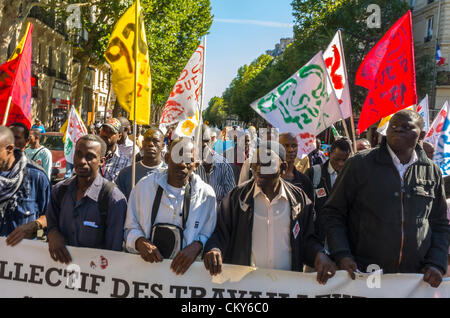 Paris, Frankreich, Immigranten ohne Dokumente, Sans Papiers, Lebensläufe, Migrantendemonstration, afrikanische Einwanderer Männer, die Banner und Fahnen auf der Straße halten, gegen Einwanderungskundgebung Protest, Demonstration für Fremdenfeindlichkeit, Einwandererarbeit, Rechte von Einwanderern, Menschenmenge von Front Stockfoto