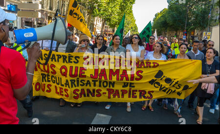 Paris, Frankreich, kollektive Einwanderer ohne Dokumente, Frauen, die Banner halten, Sans Papiers, Demonstration, Protest gegen das Einwanderungsgesetz, wütende Menschenmenge, Einwanderungskundgebung, friedliches Protestzeichen, illegale Einwanderer, Demo-Megaphon Stockfoto