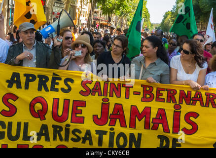 Paris, Frankreich, Immigranten ohne Dokumente , "Sans Papiers", Demonstration von Frauen auf der Straße, Banner halten, Straße marschieren Menschen, gegen gesetzliches Protestieren der Einwanderungsversammlung, Rechte von Immigranten Stockfoto