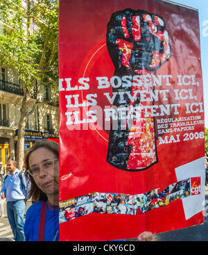 Paris, Frankreich, Kollektiv "Immigranten ohne Dokumente" , ("Sans Papiers"), Woman Holding Sign in Öffentliche Demonstration, Proteste gegen die Rechte von Immigranten, Protest gegen das Einwanderungsgesetz, Slogans für soziale Gerechtigkeit, Arbeitskraft von Immigranten, Protest zur Unterstützung von Einwanderungsrechten Stockfoto