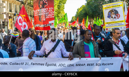 Paris, Frankreich, afrikanische Einwanderer ohne Dokumente, Flüchtlinge mit Banner, Sans Papiers, in öffentlicher Demonstration, gegen Einwanderungsgesetze Protest, Einwandererarbeit, schwarze Gemeinde Paris, Einwandererarbeiter frankreich, Menschen ohne Papiere, illegale Migranten, Europa, Menschenmenge von vorne Stockfoto