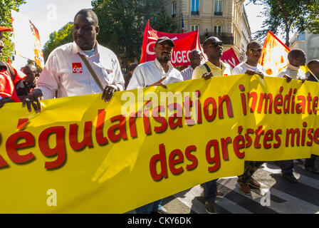 Paris, Frankreich, afrikanische Immigranten ohne Dokumente ('Sans Papiers'), Protestbanner halten, auf öffentlicher Demonstration, Rechte von Immigranten, gegen Immigrationsgesetz, Immigranten-Gerechtigkeit, schwarze Gemeinschaft Paris, Menschen ohne Papiere, illegale Migranten Stockfoto