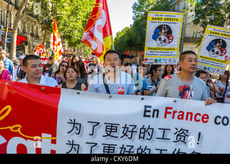 Paris, Frankreich, große Menschenmenge, chinesische Immigranten ohne Dokumente, Sans Papiers, Migranten Europa, Migranten marschieren in Einwanderern Rechte Demonstration, Protestzeichen halten, CGT Gewerkschaftsproteste, Einwanderungsgesetze Protest, Einwanderungsjustiz, Einwandererarbeit, pariser chinesische Gemeinschaft, eingewanderte Arbeiter frankreich, friedliches Protestzeichen, Menschen ohne Papiere, illegale Migranten, Europa, chinesische Menschenmassen, Einwanderungsproteste Stockfoto