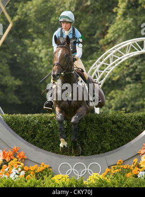 01.09.2012. Burghley House Stamford, England.    Izzy Taylor (GBR) Reiten BRIARLANDS MATILDA in Aktion während der Langlauf-Phase von The Land Rover Burghley Horse Trials. Stockfoto