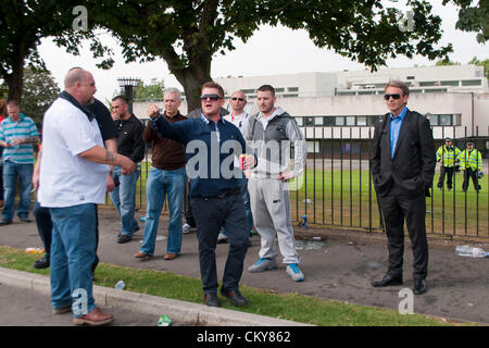 London, UK. 09.01.12. Führer der EDL, Stephen Yaxley-Lennon aka Tommy Robinson (Mitte), schreit die Hunderte von antifaschistischen Demonstranten Massierung in der Nähe während der English Defence League gescheiterten Versuch eine Kundgebung außerhalb Walthamstow Rathaus zu halten. Stockfoto