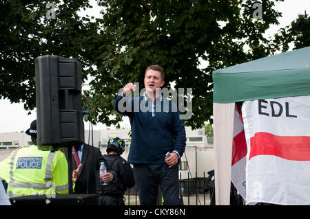 London, UK. 09.01.12. Anführer der EDL, Stephen Yaxley-Lennon aka Tommy Robinson, rufe bei den Hunderten von antifaschistischen Demonstranten Massierung in der Nähe während der English Defence League konnte nicht versuchen, eine Kundgebung außerhalb Walthamstow Rathaus. Stockfoto