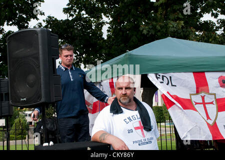 London, UK. 09.01.12. Führer der EDL, Stephen Yaxley-Lennon aka Tommy Robinson (zurück), die Hunderte von antifaschistischen Demonstranten Massierung in der Nähe bei der English Defence League gescheiterten Versuch, eine Kundgebung außerhalb Walthamstow Rathaus schreit. Stockfoto