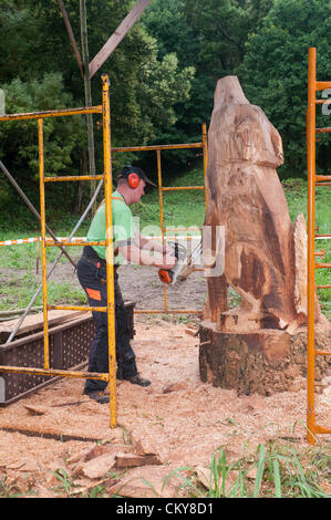 Emmanuel Courtot gesponsert von STIHL etc. tun Holzschnitzerei von 27 August bis 2. September 2012 Stockfoto
