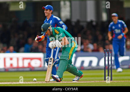 09.02.2012 London, England. Südafrikas Francois du Plessis ist wirklich begeistert von Englands Ravi Bopara (nicht abgebildet) während der 3. Nat West eintägigen internationalen Cricket match zwischen England und Südafrika und spielte an Lords Cricket Ground: obligatorische Kredit: Mitchell Gunn Stockfoto