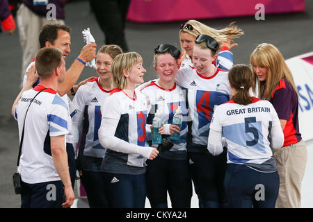 02.09.2012 London, England. Womens Goalball Vorrunde Spiel Nr. 28 GBR Vs BH Team GBR feiert nach dem 3: 1-Sieg und der fortschreitenden bis ins Viertelfinale während Tag 4 der Paralympischen Spiele in London 2012 im Feld Kupfer in Stratford Stockfoto