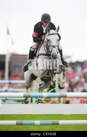 Burghley House, Stamford, UK - Kiwi Eventer Andrew Nicholson und seinem Pferd Avebury Springreiten während der Land Rover Burghley Horse Trials, 2. September 2012. Stockfoto