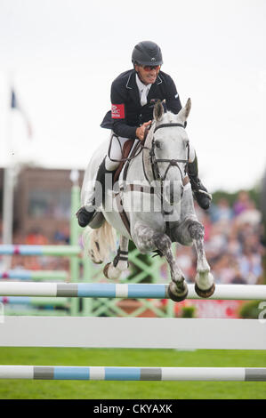 Burghley House, Stamford, UK - Kiwi Eventer Andrew Nicholson und seinem Pferd Avebury Springreiten während der Land Rover Burghley Horse Trials, 2. September 2012. Stockfoto