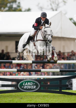 Burghley House, Stamford, UK - Kiwi Eventer Andrew Nicholson und seinem Pferd Avebury Springreiten während der Land Rover Burghley Horse Trials, 2. September 2012. Stockfoto