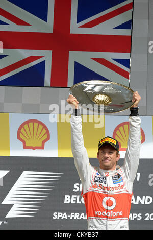 02.09.2012. Spa-Francorchamps, Belgien. Britische Formel1-Fahrer Jenson Button McLaren Mercedes feiert mit Trophäe auf dem Podium nach dem Gewinn der 2012 Belgien Formel 1 Grand Prix auf der Rennstrecke von Spa-Francorchamps in der Nähe von Francorchamps, Belgien, 2. September 2012. Stockfoto