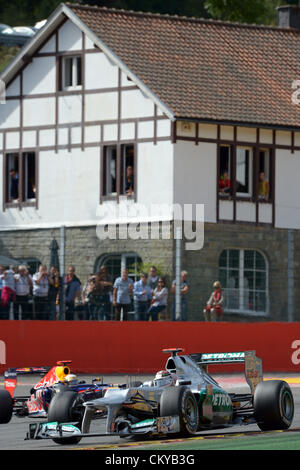 02.09.2012. Spa-Francorchamps, Belgien. Deutsche Formel1 Rennfahrer Michael Schumacher von Mercedes AMG steuert sein Auto vor seinem Landsmann Sebastian Vettel von Red Bull bei der 2012 Belgien Formel 1 Grand Prix in Spa-Francorchamps Rennen verfolgen in der Nähe von Francorchamps, Belgien, 2. September 2012. Stockfoto