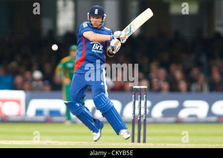 09.02.2012 London, England. Englands Ian Bell Zugriffe pro vier während der 4. Nat West eintägigen internationalen Cricket match zwischen England und Südafrika und spielte an Lords Cricket Ground: obligatorische Kredit: Mitchell Gunn Stockfoto