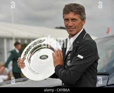 02.09.2012 Burghley House Stamford, England. Andrew Nicholson (NZL) Reiten AVEBURY in Aktion während der Show Jumping-Phase von The Land Rover Burghley Horse Trials. Andrew liegende zweite Übernachtung gewann 2012 Land Rover Burghley Horse Trials auf eine Punktzahl von 45,8. Stockfoto