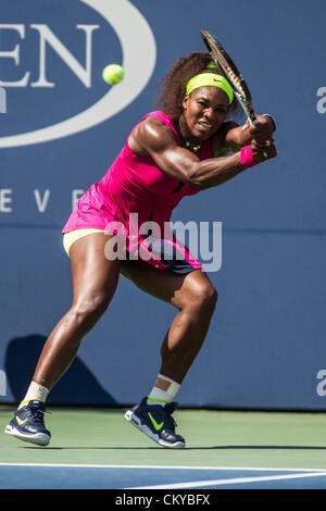 Serena Williams (USA) im Wettbewerb beim 2012 uns Open Tennisturnier, Flushing, New York. USA. 1. September. Stockfoto