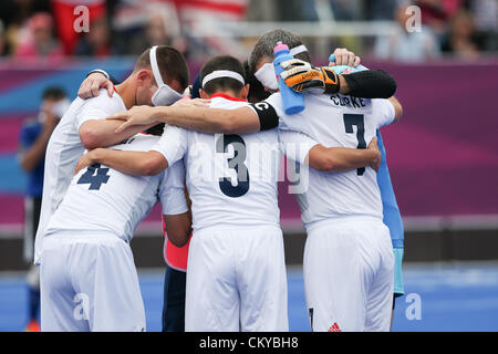 02.09.2012 London, England. Herren 5-a-Side Runde Vorrundengruppe a. (GBR) Vs (ARG) Ergebnis 0-0. Team GBR huddle zusammen während der Paralympischen Spiele in London 2012 am 4. Tag die Riverbank Arena in Stratford Stockfoto