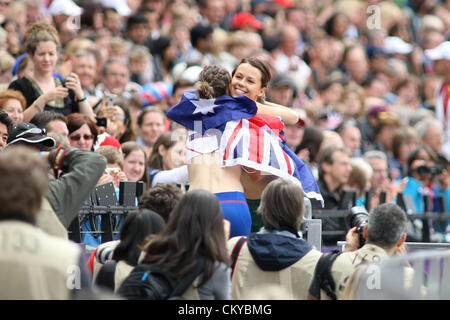 2.09.2012 London, England. Stef Reid (GBR) umarmt Marie-Amelie le Fur (FRA) nach sie erster und Dritter im Weitsprung der Frauen - F42/44 in Tag3 der London Paralympics aus dem Olympiastadion kamen Stockfoto