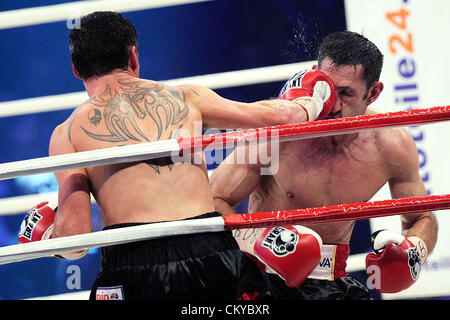 01.02.2012. Oberhausen, Deutschland.  Deutscher Boxer Felix Sturm (R) und australischer Boxer und IBF und WBA-Mittelgewichts-Welt Weltmeister Daniel Geale Feld Koenig Pilsener Arena in Oberhausen, Deutschland, 1. September 2012. Geale gewann den Kampf nach Punkten. Stockfoto