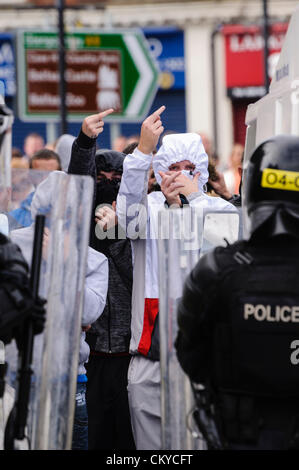 2. September 2012, Belfast - geben Jugendliche Kameraleute die Fingern. Stockfoto