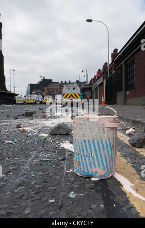 2. September 2012, Belfast - malen Dosen, Ziegel, Steinen und Flaschen Wurf der Straße nach Loyalisten PSNI angreifen.   Loyalisten wurden aus Protest gegen eine republikanische Parade in Nordbelfast Gedenken an den Jahrestag des Todes des Henry Joy McCracken verhindert. Stockfoto