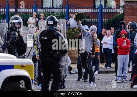 2. September 2012, Belfast - werfen Loyalisten Jugendliche Ziegel PSNI Riot Squad.  Loyalisten wurden aus Protest gegen eine republikanische Parade in Nordbelfast Gedenken an den Jahrestag des Todes des Henry Joy McCracken verhindert. Stockfoto