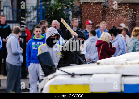 2. September 2012, Belfast - Loyalistischen jugendliche Angriff PSNI Landrover mit Holzstäbchen. Loyalisten wurden aus gegen eine republikanische Parade im Norden Belfasts protestiert der Jahrestag von Henry Joy McCracken Tod zu gedenken verhindert. Stockfoto