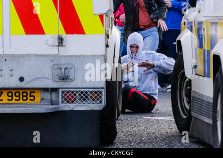 2. September 2012, Belfast - versucht Loyalisten Jugend PSNI Landrover vorrücken zu verhindern.  Loyalisten wurden aus Protest gegen eine republikanische Parade in Nordbelfast Gedenken an den Jahrestag des Todes des Henry Joy McCracken verhindert. Stockfoto