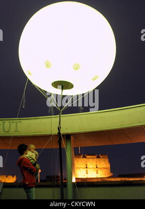 Carlisle, UK. 1. September 2012. Die Verbindung Licht-Kunst-Installation von New York basierte digitale Kunst kollektive YesYesNo. Einige 400 Wetterballons mit pulsierenden farbigen LED-Leuchten wurden an verschiedenen Standorten über die 73 Meilen von Hadrian Wand installiert. Hier ein Mitglied der Öffentlichkeit Ansichten eines der Lichter auf der Rotunde im Tullie House Art Gallery and Museum in Carlisle, Cumbria, das zusammen mit Carlisle Castle in der Nähe der Linie der Hadrianswall liegt positioniert: 1. September 2012 STUART WALKER Stockfoto