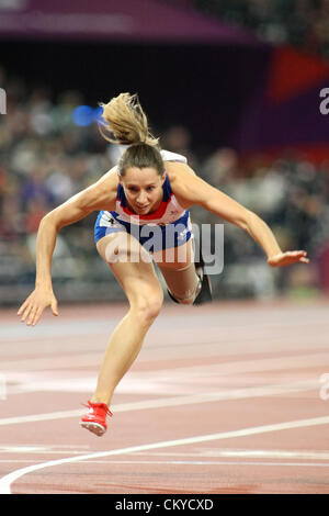 02.09.2012. London, England. Marie-Amelie le Fur (FRA) fällt, da sie die Linie überquert, nach dem Gewinn der Frauen 100m - T44 während Tag3 der London Paralympics aus dem Olympiastadion Stockfoto