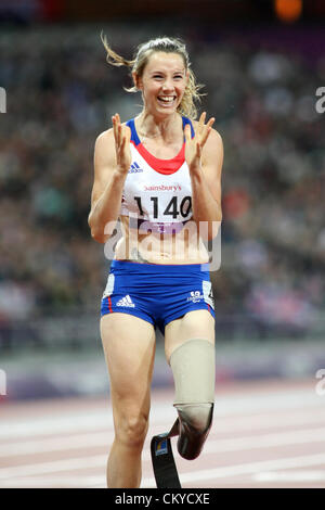 02.09.2012. London, England. Marie-Amelie le Fur (FRA) springt mit Freude nach dem Gewinn der Frauen 100m - T44 während Tag3 der London Paralympics aus dem Olympiastadion Stockfoto