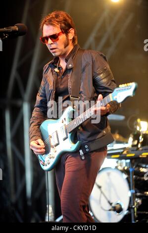 Kingham, UK. 1. September 2012. GAZ Coombes auf der Bühne des großen Feastival statt auf Alex James Farm bei Kingham, Oxfordshire Stockfoto