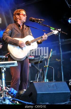 Kingham, UK. 1. September 2012. GAZ Coombes auf der Bühne des großen Feastival statt auf Alex James Farm bei Kingham, Oxfordshire Stockfoto