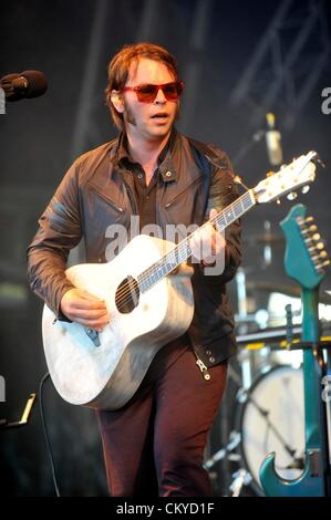 Kingham, UK. 1. September 2012. GAZ Coombes auf der Bühne des großen Feastival statt auf Alex James Farm bei Kingham, Oxfordshire Stockfoto